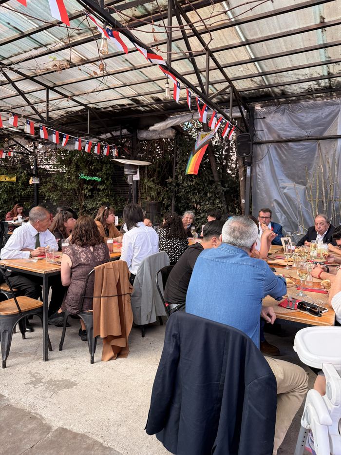 Grupo compartiendo en el patio