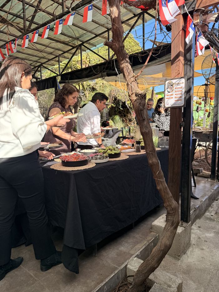 Invitados sirviéndose del buffet