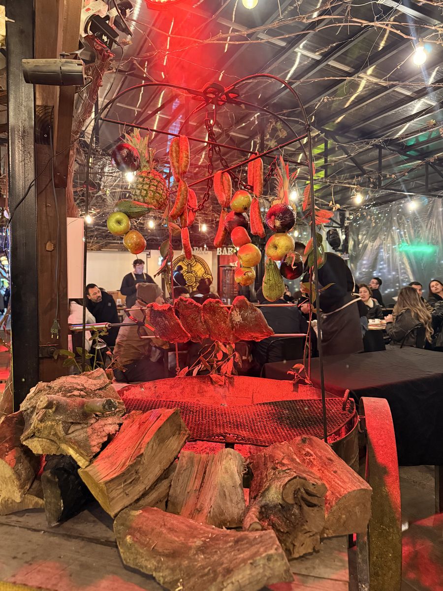 Asador Kanka girando sobre el fuego en La Quinta Pata al Gato
